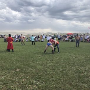 Před jurtami probíhaly wrestling zápasy