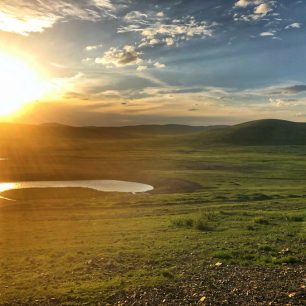 Vidět volně pobíhající koně při západu slunce je pohled, který snad nikdy neomrzí