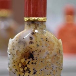 Jedna z dalších mongolských tradic je výměna šňupacího tabáku při pozdravu