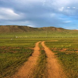 Zhruba šest hodin na cestách pustinou směrem k poušti Gobi