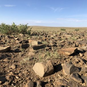 Zhruba šest hodin na cestách pustinou směrem k poušti Gobi