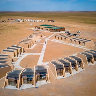 Doslova uprostřed ničeho na nás čekal moderní kemp