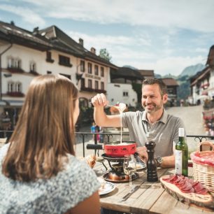 Fondue ve středověkém městečku Gruyeres. / F: Fribourg Region, Pascal Gertschen