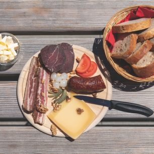 Typická horská svačina (uzeniny, sýry, pečivo a máslo), u které nesmí chybě nůž Victorinox. / F: Patrick Gueller