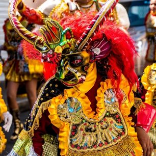 Pro Bolívii jsou tradiční karnevaly s honosnými maskami