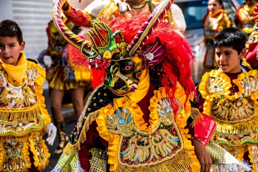 Pro Bolívii jsou tradiční karnevaly s honosnými maskami