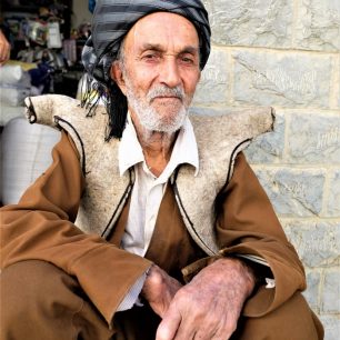 Íránský děda v tradičním kroji