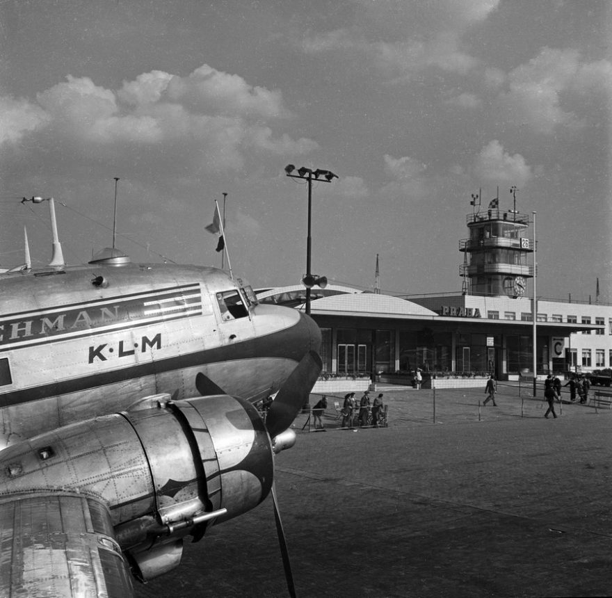 Letadlo KLM na pražském letišti v roce 1947
