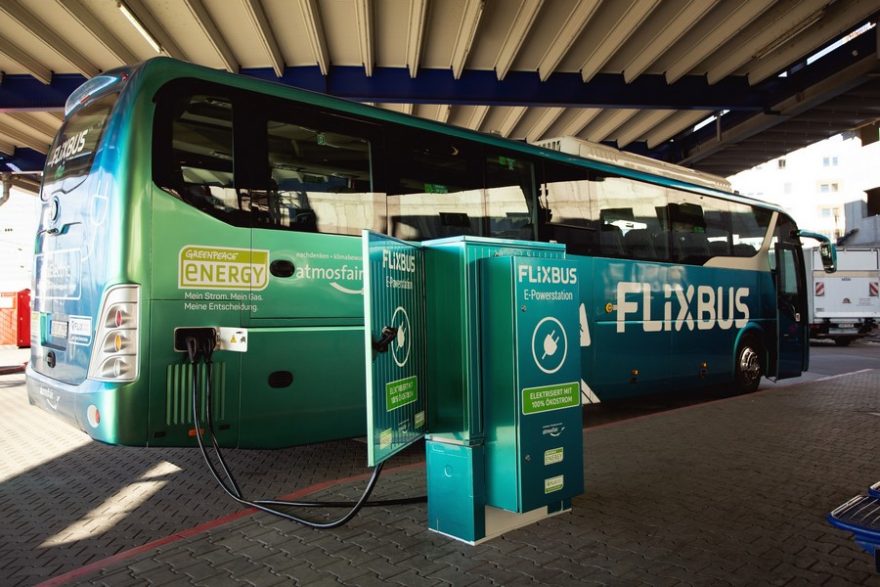 FlixBus jako první dopravce na světě začal testovat elektrobusy v dálkové dopravě ve Francii