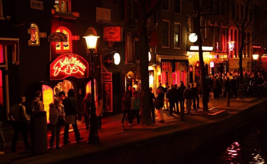 V hlavním městě nevynechejte povedené Eye Film Museum či boční uličky red light districtu (Oude Kerk)