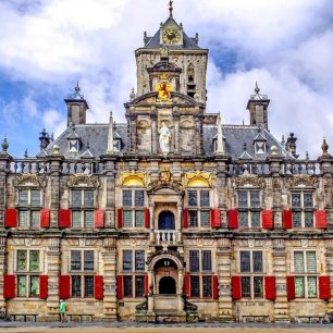 Z věže kostela na hlavním náměstí se naskytují romantické výhledy na celé centrum Delftu