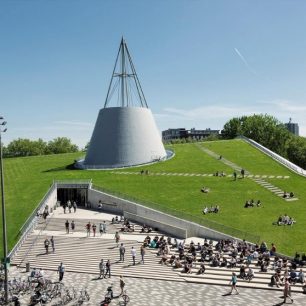 Šikmá zatravněná střecha univerzitní knihovny TU Delft je jako dělaná na šlofík
