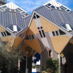 Krychlové domky architekta Pieta Bloma nestačí prohlédnout jen zvenku