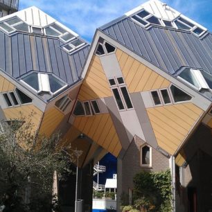 Krychlové domky architekta Pieta Bloma nestačí prohlédnout jen zvenku