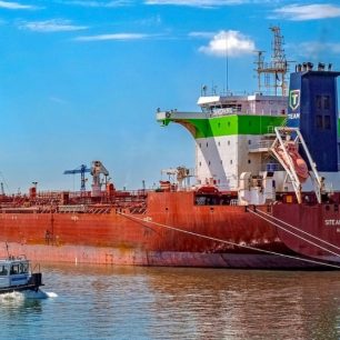 Projížďka největším přístavem celé Evropy je poučnou záležitostí