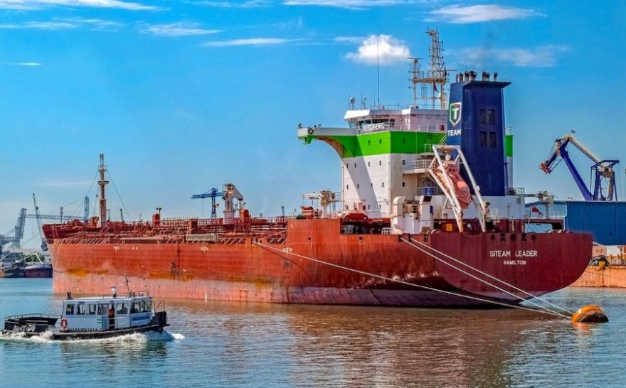 Projížďka největším přístavem celé Evropy je poučnou záležitostí