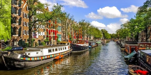 Hříšný Amsterdam v číslech. Kolik tam najdete kol a kolik národností nebo prostitutek?