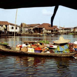 Obchod v Ganivé probíhá přímo na lodích nebo v dřevěných chýších.