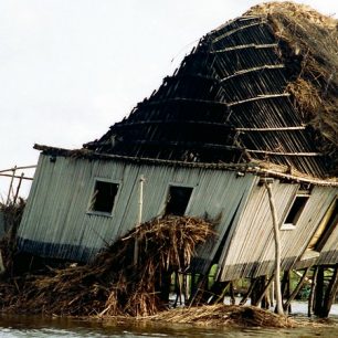 Na rozdíl od evropských Benátek, či asijských Benátek ve Šrínagaru, tady v afrických Benátkách mají stavby na pilířích poměrně krátkou životnost.
