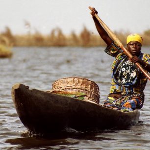 Benin a zvláště oblast kolem jezera Nokoué je jedním z nemnoha míst v Africe, kde lidé šijí oděvy z krásných a vkusných látek.