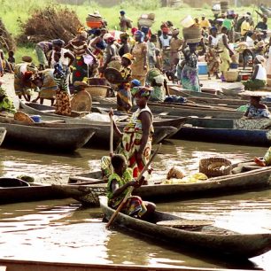 Čas od času je třeba směnit ryby za zboží z pevniny – rybolov je doménou mužů, zatímco obchod zajišťují ženy. 