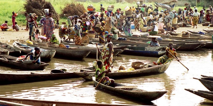 Čas od času je třeba směnit ryby za zboží z pevniny – rybolov je doménou mužů, zatímco obchod zajišťují ženy. 
