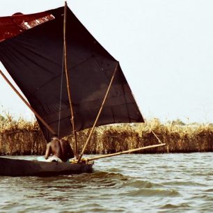 Sofistikovanější plavidla jsou vybavena plachtami šikovně vyrobenými z kde čeho – domorodci jsou vynikající improvizátoři.