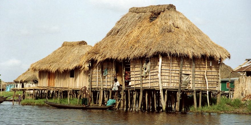 Další chlapec vyzvedává kamarády v jejich rodné chýši.