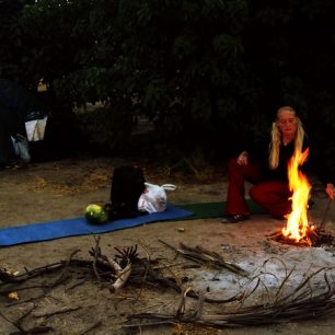 Celou Afrikou jsme cestovali stopem a pěšky – nocovali jsme v přírodě a když byly po ruce suché palmové listy, opekli jsme si banány.