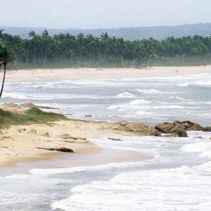 Pobřeží Guinejského zálivu je vzdálené jen několik málo kilometrů od jezera Nokoué – oceán a jezero jsou propojené Cotonskou lagunou.