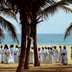 V okolí beninské Ganvié se kromě západoafrického vodunu může cestovatel setkat s islámem a křesťanstvím – na fotografii je shromáždění křesťanů na Velký pátek.