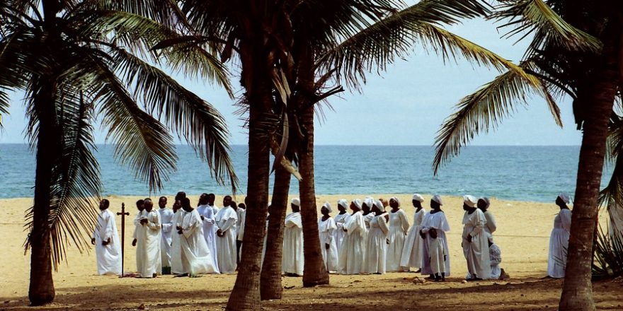 V okolí beninské Ganvié se kromě západoafrického vodunu může cestovatel setkat s islámem a křesťanstvím – na fotografii je shromáždění křesťanů na Velký pátek.