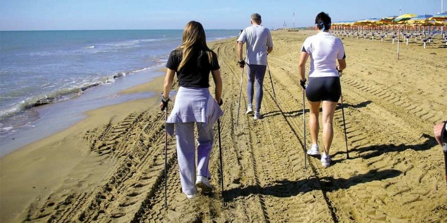 Den si můžete zpříjemnit procházkou po pláži