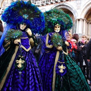 Nedaleko letovisek leží Benátky, které se mimo jiné proslavily i svým karnevalem