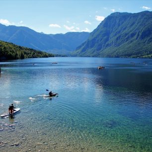 Jezero Bohinj je největším jezerem Slovinska a leží v srdci Julských Alp.
