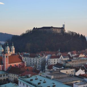 Nejlepší výhledy na Lublaňský hrad jsou z kavárny nebotičnik, na vršku jedné z mála výškových budov v centru města.