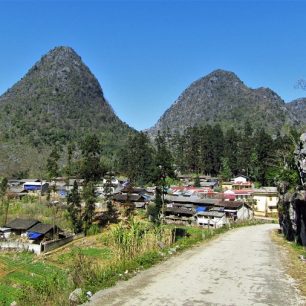 Údolí s vesnicí Sa Phin, kde stojí hmogský palác