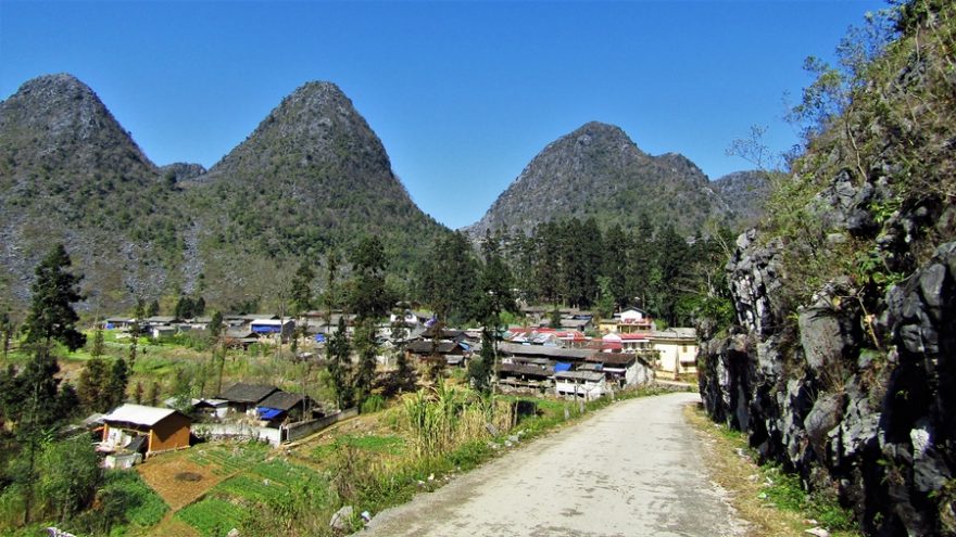 Údolí s vesnicí Sa Phin, kde stojí hmogský palác