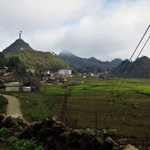 Vesnice a vlajková věž Lung Cu