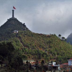 Kuželovitý kopec s věží Lung Cu