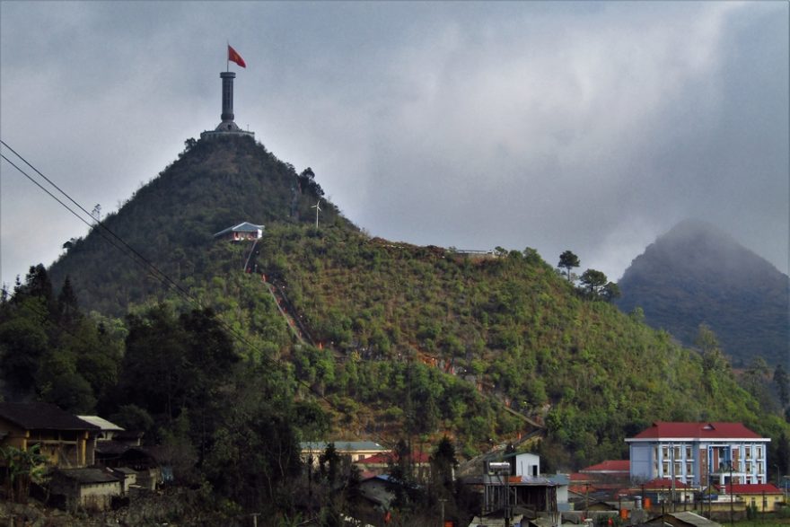 Kuželovitý kopec s věží Lung Cu