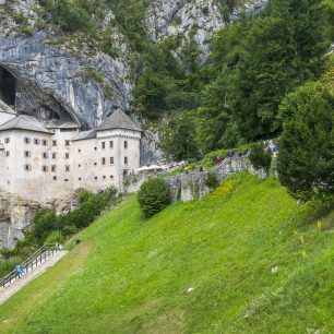 Predjamski grad stojí za návštěvu v každém ročním období.