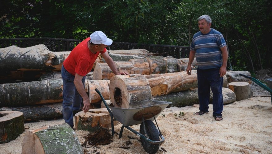 V Koločavě je manuální práce hlavním prostředkem, jak si vydělat peníze na živobytí. Kdo může, ten pracuje, mladí i staří.
