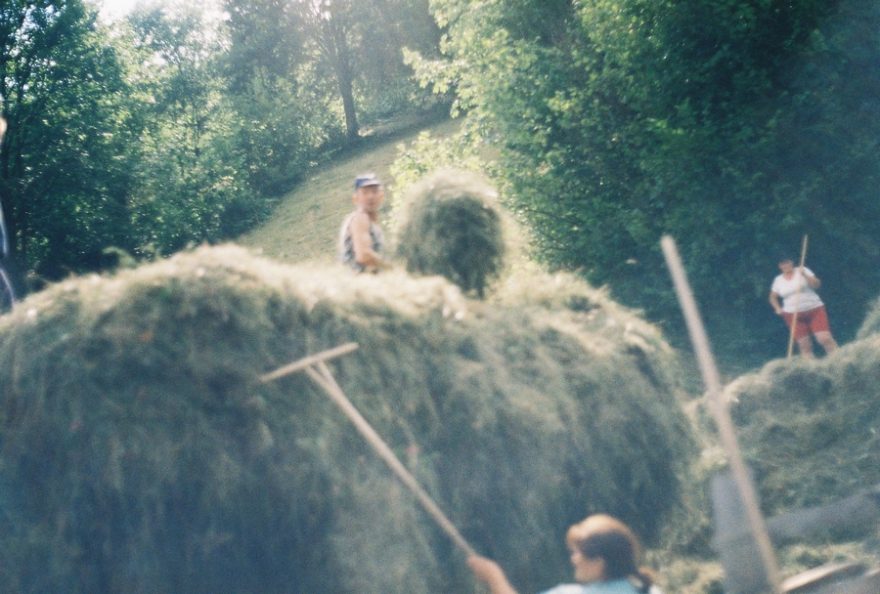 V Koločavě je manuální práce hlavním prostředkem, jak si vydělat peníze na živobytí. Kdo může, ten pracuje, mladí i staří.