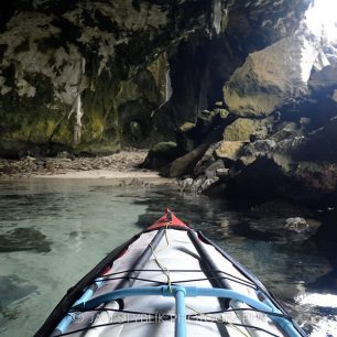 V jeskyni ve skalnatém ostrůvku Ko Cheuak