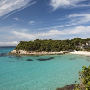 Lesnaté a hornaté pobřeží je pro Korsiku typické
