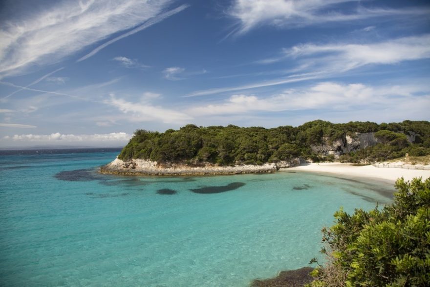 Lesnaté a hornaté pobřeží je pro Korsiku typické