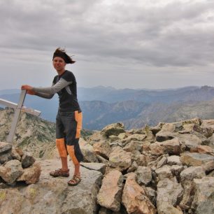 Na vrcholu Monte d’Oro v červenci 2011, kdy jsem se pokoušela přejít severní část GR20 v trekových sandálech…