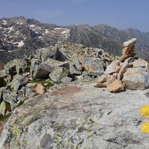 Alternativy GR20 nabízí často panoramatičtější, zpravidla kratší a lezecky o něco obtížnější trasu. Značený jsou žlutými pruhy