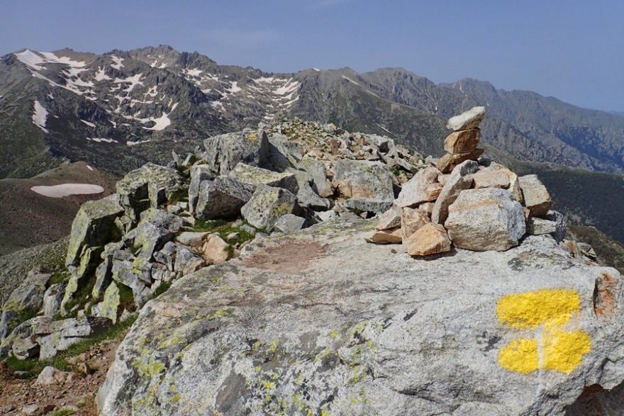 Alternativy GR20 nabízí často panoramatičtější, zpravidla kratší a lezecky o něco obtížnější trasu. Značený jsou žlutými pruhy